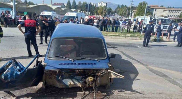 Gedizde tır otomobili biçti, 1 ölü 1 yaralı