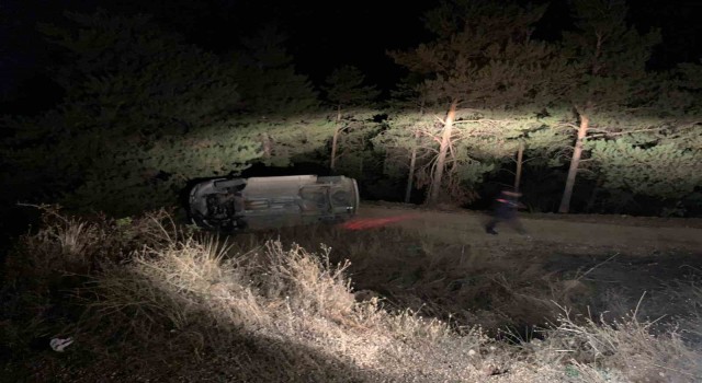 Hafif ticari araç şarampole devrildi: 3 yaralı