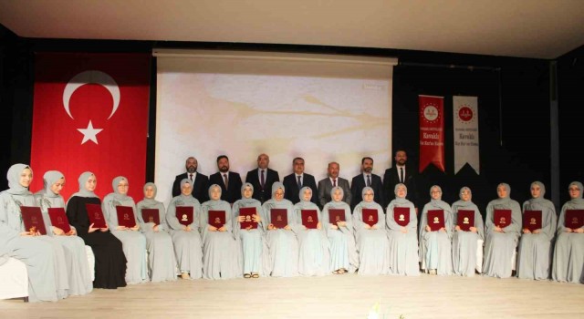 Hafızlık eğitimini tamamlayan 22 öğrenci icazet belgesi aldı