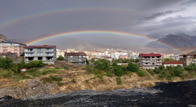 Hakkaride gökkuşağı güzelliği