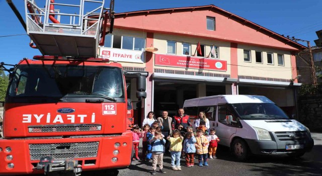 Hakkaride minik öğrencilere itfaiye tanıtıldı