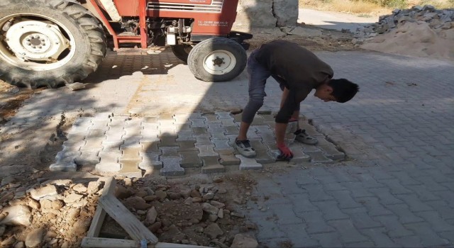 Hassa Belediyesi, depremden zarar gören cadde yoluna parke taşı döşedi