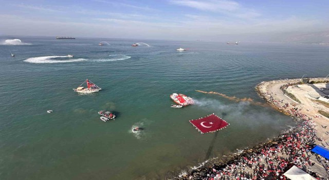 Hatayda Cumhuriyetin 100. yılında denizde 123 metre Türk bayrağı açıldı