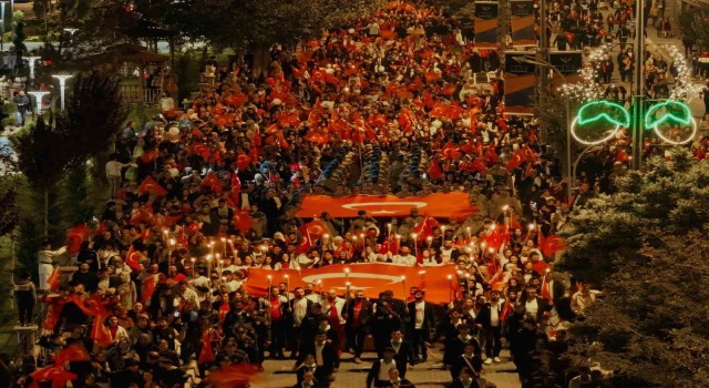 Iğdırda Cumhuriyetin 100. yılında 100 metre Türk bayrağı ile fener alayı