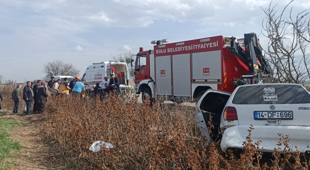 İki ağacı deviren otomobil kullanılamaz hale geldi: 2 yaralı