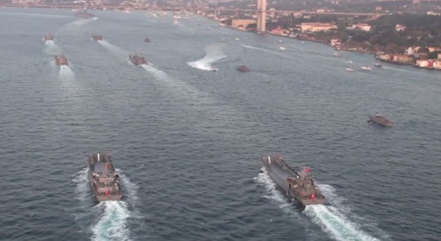İstanbul Boğazından geçen 100 gemi havadan helikopter ile görüntülendi