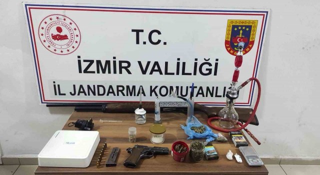 İzmirin 8 ilçesinde zehir baskınları: 89 gözaltı