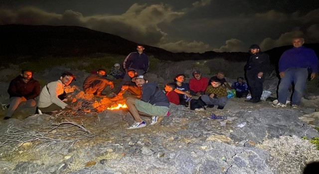 Jandarma mahsur kalan 15 düzensiz göçmeni kurtardı