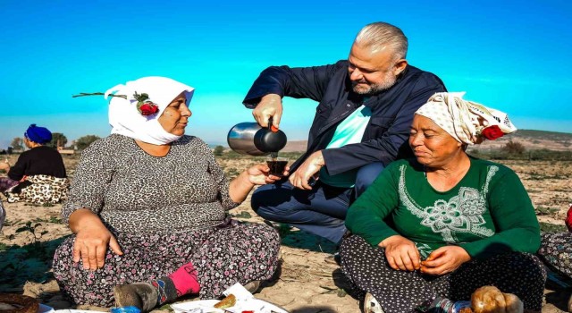 Kadın çiftçilere çaylar Başkan Vekili Pehlivandan