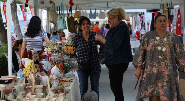 Kadın Emeği Pazarı'nda El Emeği Ürünler Satışa Sunuldu