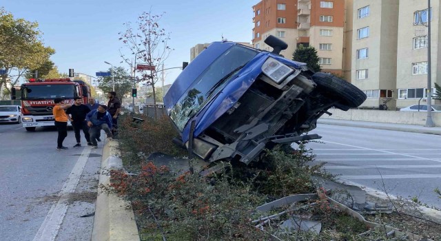 Kadının yola atlaması üzerine sola kırınca bariyerlere çarptı: 1 yaralı