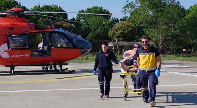 Kalp krizi geçiren yaşlı adamın yardımına ambulans helikopter yetişti