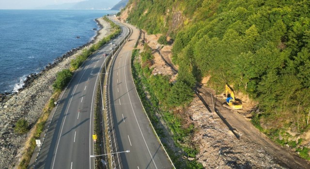 Karadeniz Sahil Yolunun kenarı çöp dağına döndü