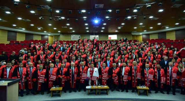 Kastamonu Üniversitesinde 356 öğretim üyesi cübbelerini giydi