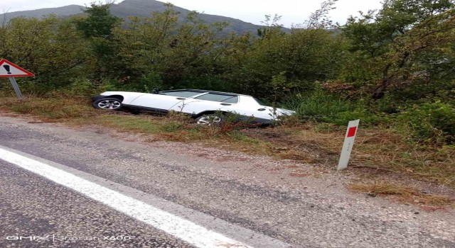 Kastamonuda kayganlaşan yolda kontrolden çıkan otomobil şarampolde devrildi