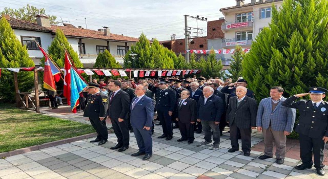 Kastamonunun Hanönü ilçesinde 29 Ekim Cumhuriyet Bayramı çelenk koyma töreni düzenlendi