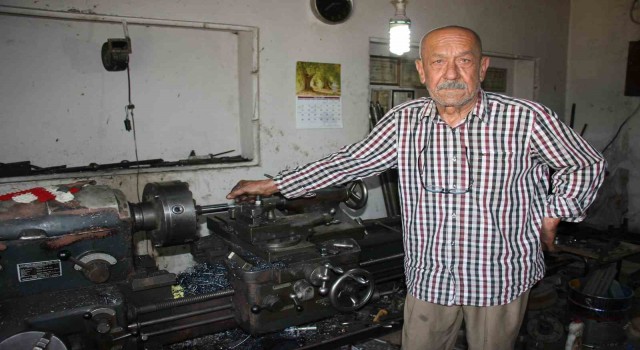 Kendisinden yaşça büyük torna tezgahında 3 çocuk büyüten Mehmet usta hayatını kaybetti