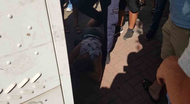 Kolombiyalı hırsızlık şüphelilerini 50 metre kovalayıp yere yatırdılar