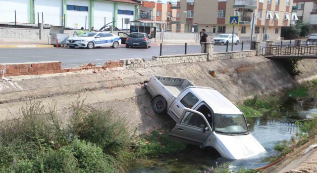 Kontrolden çıkan kamyonet sulama kanalına uçtu