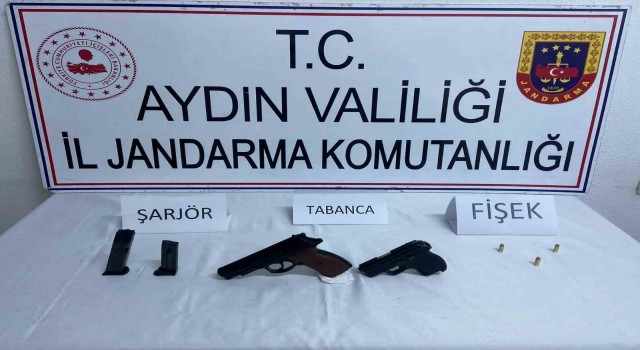 Köşkte ruhsatsız tabanca ele geçirildi