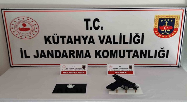 Kütahyada 2 kişinin üzerinde silah ve uyuşturucu ele geçirildi