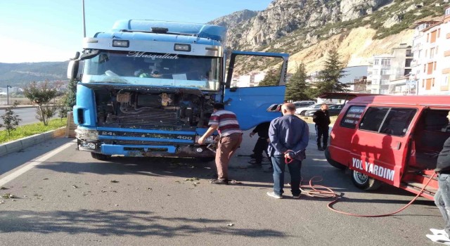 Lastiği patlayan tır karşı şeride geçti