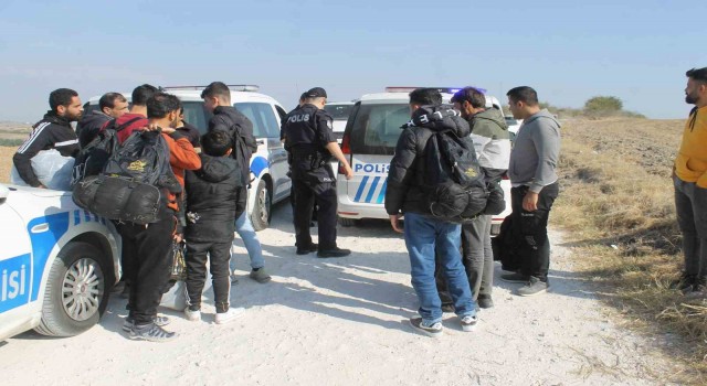Lastikleri patlayınca yakalandılar: 21 göçmen ve 4 göçmen taciri yakalandı