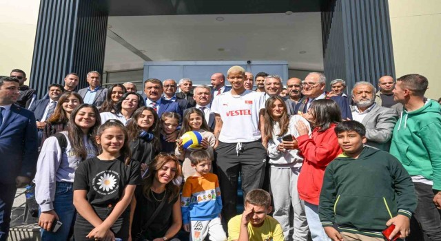 Malatyalı Milli Voleybolcu Melissa Vargas, memleketine geldi