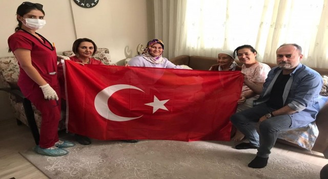 Manisada asırlık çınarlar evlerinde ziyaret edildi