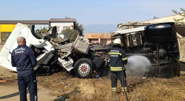 Manisada şarampole devrilen tırın sürücüsü yaralandı