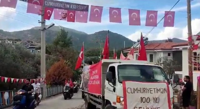 Marmarisin Bayrak dedesi Selimiye Mahallesine Atatürk büstü hediye etti