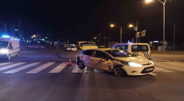 Niğdede otomobiller çarpıştı: 3 yaralı