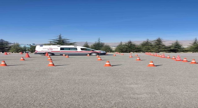 Niğdede Uygulamalı Ambulans Sürüş Güvenliği Eğitimi Verildi