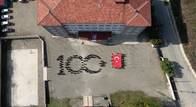 Öğrenci ve öğretmenlerden 100.Yıl koreografisi