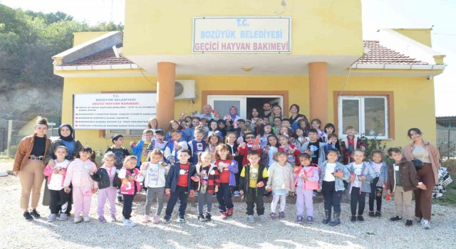 Öğrenciler 4 Ekimde sokak hayvanlarını yalnız bırakmadı