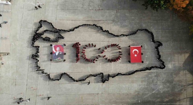Öğretmen ve öğrencilerin 100ncü yıl koreografisi nefes kesti