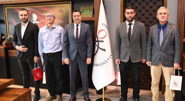 OKÜ Rektöründen "Dünyanın En Etkili Bilim İnsanları"na Plaket