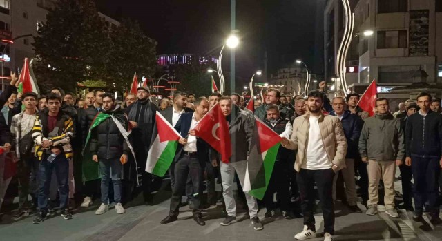 Onlarca kişi Gazzeye destek sloganlarıyla caddeyi inletti