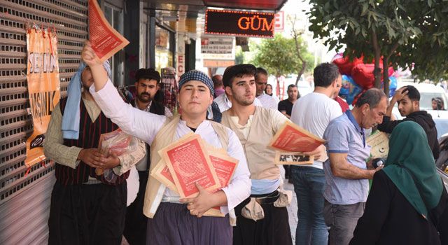 Osmaniyeli tiyatrocular, Cumhuriyet mecmuası dağıttı