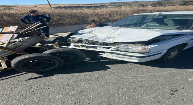 Otomobil ile at arabası çarpıştı: 2 kişi yaralandı