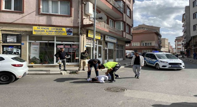 Otomobilin altında kalmaktan kıl payı kurtuldu: O anlar kameraya yansıdı
