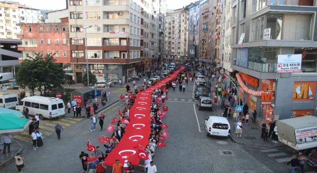 Rizede Cumhuriyetin 100. Yılında 100 metrelik bayrakla yürüyüş yapıldı