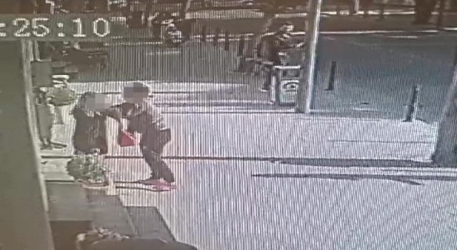 Saçından tuttuğu kadını dakikalarca sürükledi