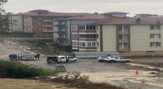 Sağanak o ilçeyi göle çevirdi, çoğu araç bozuk yollarda çukurlara düştü