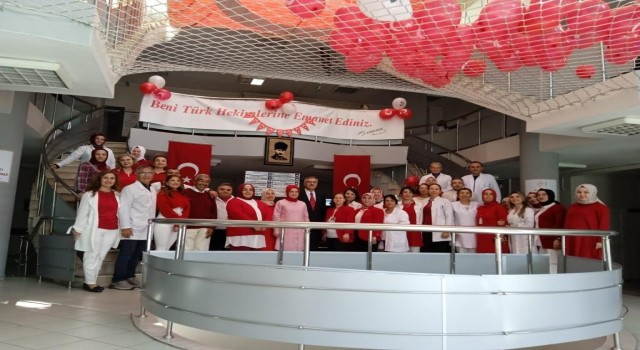 Sağlık çalışanları Aile Sağlık Merkezini kırmızı beyaza bürüdü