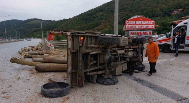 Samsunda lastiği patlayan kamyonet devrildi: 1 yaralı