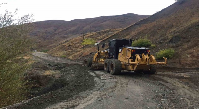 Sasonda sel nedeniyle ulaşıma kapanan köy yolları ulaşıma açıldı