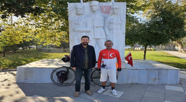 Şehit Makbule Efe anısına bisikletiyle Sındırgıya geldi