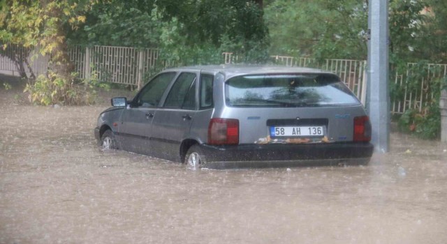 Sivasta sağanak yağış hayatı felç etti