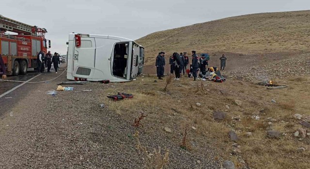 Sivasta yolcu otobüs devrildi: 4 ölü, 30 yaralı